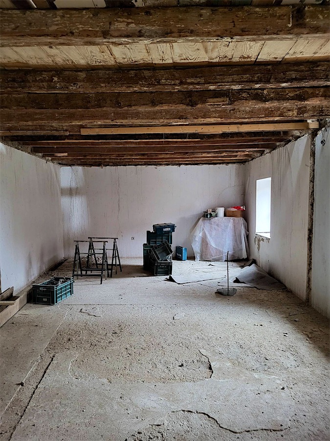 Prostor s starim lesenim stropom pred prenovo